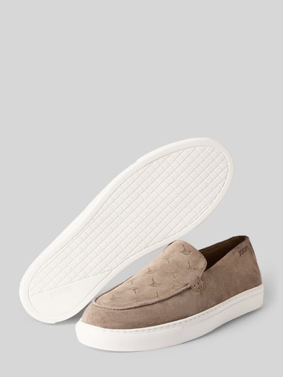 Produktfoto, Slip-on Sneaker aus Leder mit Logo-Muster von JOOP! SHOES, beige mit weißer Sohle, Modell 'velluto coralie', abgerundete Spitze, Logo-Muster, Absatzhöhe 3 cm, Schafthöhe 6 cm, Schaftweite 14 cm, feine Leder-Textur