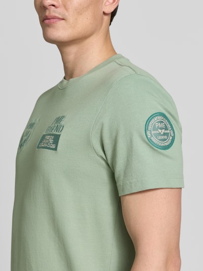 Männermodel trägt T-Shirt mit Rundhalsausschnitt und Stitchings von PME Legend, hellgrün, Regular Fit, Baumwoll-Elasthan-Mix, Nahaufnahme Oberkörper.