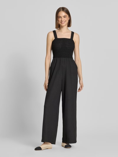 Frauenmodel trägt Regular Fit Jumpsuit mit gesmoktem Rumpf Modell 'ELISE' von Only, unifarben schwarz, breite Träger, Ganzkörperansicht von vorne.
