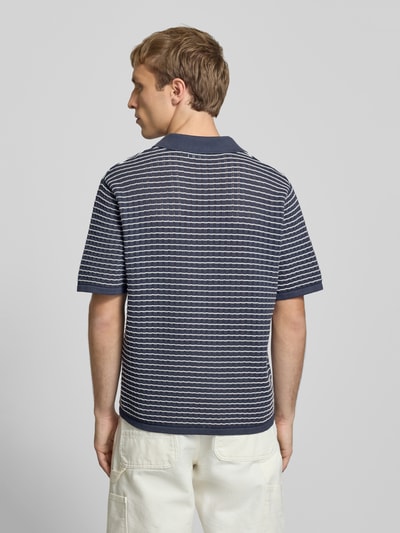 Männermodel trägt Regular Fit Poloshirt mit V-Ausschnitt von Jack & Jones aus reiner Baumwolle, Strickshirt, Dunkelblau mit weißen Linien, Rückenansicht, Rückenlänge bei Größe M 67 cm.
