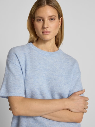 Vrouwenmodel draagt Regular Fit Strickpullover aus Woll-Mix mit Alpaka-Anteil Modell 'LULU' van Selected Femme, melange lichtblauw, ribbreisel, korte mouw, crew neck, materiaal wolmix, Nahaufnahme bovenlichaam.
