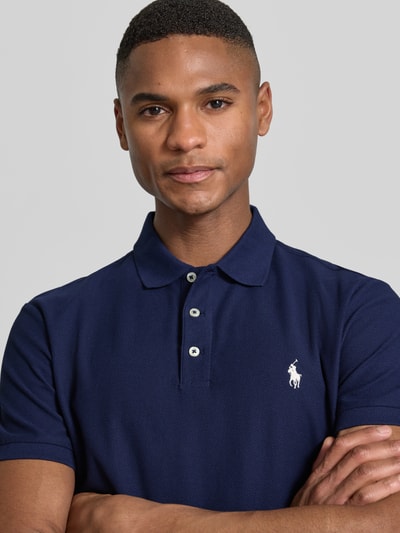 Männermodel trägt Slim Fit Poloshirt aus reiner Baumwolle von Polo Ralph Lauren, Optik: Unifarben, Logo-Detail, Piqué, Nahaufnahme Oberkörper.