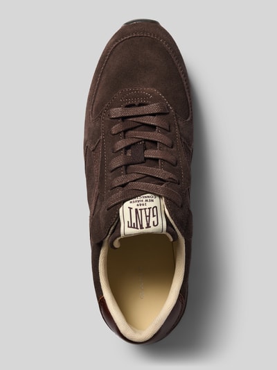 Produktfoto, brauner Sneaker aus echtem Rindsleder Modell 'Beja' von GANT, Damen Sneaker, strukturierte Oberfläche, helle Sohle