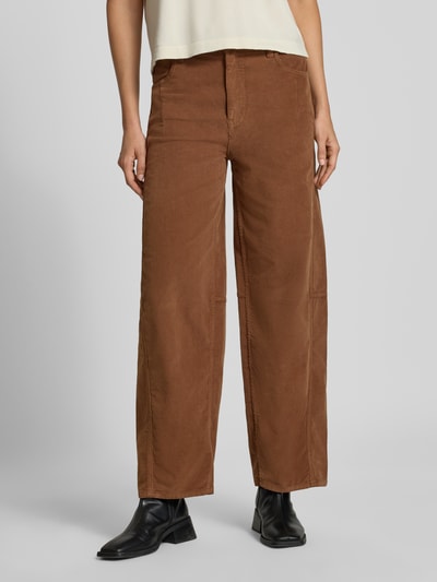 Frauenmodel trägt Wide Fit Hose aus Baumwoll-Mix von Oui in Braun mit Cord-Optik und Taschen, Ganzkörperansicht von vorne.