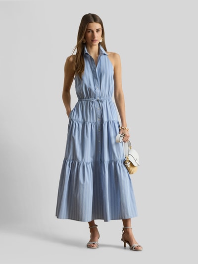 Frauenmodel trägt Tailliertes Freizeitkleid aus reiner Baumwolle von Lauren Ralph Lauren in Two Tone Optik, Midi-Länge, ärmellos, mit Bindegürtel, Ganzkörperansicht von vorne.