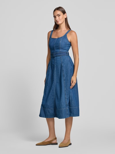 Vrouwenmodel draagt Fit and Flare Jeanskleid aus reiner Baumwolle van Tommy Hilfiger, vrijetijdsjurk, diepblauw, Ganzkörperansicht van voren.
