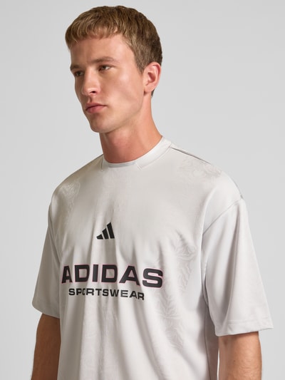 adidas Sportswear T-Shirt mit Logo und Rundhalsausschnitt Hellgrau 3