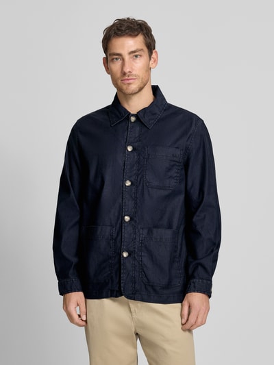 Männermodel trägt Regular Fit Hemdjacke aus Leinen-Mix von Gant, Dunkelblau, Umlegekragen, Knopfleiste, AufgesetzteTaschen, Ganzkörperansicht von vorne. Rückenlänge bei Größe M: 76 cm, Herren Hemdjacke mit Baumwoll-Anteil.