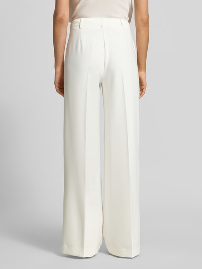 Frauenmodel trägt Wide Leg Hose mit Bundfalten Modell 'TIWI2' von BOSS Orange in Optik: Unifarben mit seitlichen Eingrifftaschen, Ganzkörperansicht Rückansicht.