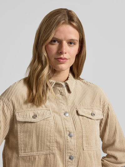 Frauenmodel trägt Boxy Fit Cordjacke aus reiner Baumwolle Modell 'MARINA-ENY LIFE' von Only, Optik: Unifarben, Nahaufnahme Oberkörper.