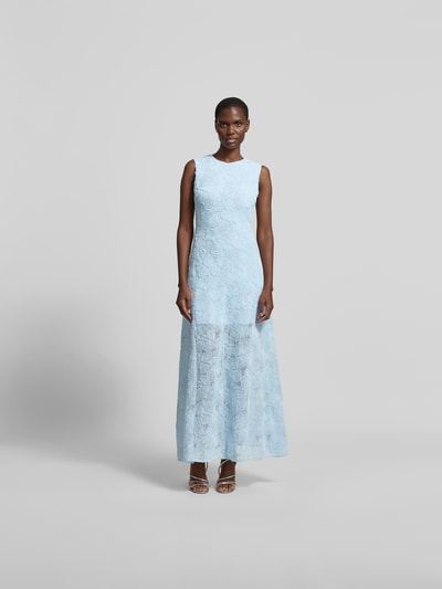 Frauenmodel trägt Maxikleid mit floralen Allover-Details von ROTATE aus Elastischer-Material-Mix, Körpernahe Passform, Rundhalsausschnitt, Ärmelloses-Design, hellblaue Farbe und feine Spitzenoptik, Ganzkörperansicht von vorne.