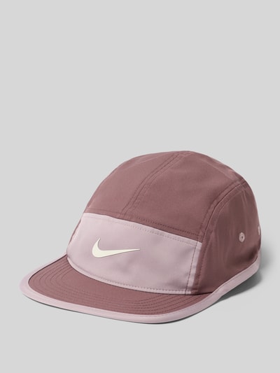 Produktfoto, Base Cap mit Logo-Print Modell 'Fly' von NIKE TRAINING w odcieniach różu i fioletu, prosty daszek, ozdobne szwy