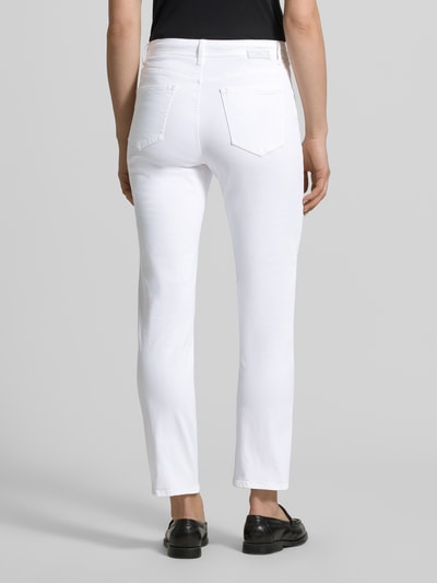 Frauenmodel trägt Straight-Leg-Pants aus weißem Baumwoll-Mix mit Stretch-Anteil, 5-Pocket-Design, Modell 'Carola' von Brax, Gerader-Schnitt, Knopf-Reißverschluss, Ganzkörperansicht Rückansicht.