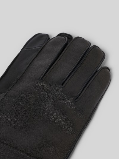 Produktfoto, schwarze Lederhandschuhe aus echtem Leder Modell 'Wilhelmshaven' von Roeckl mit Strukturmuster und Rippbündchen.