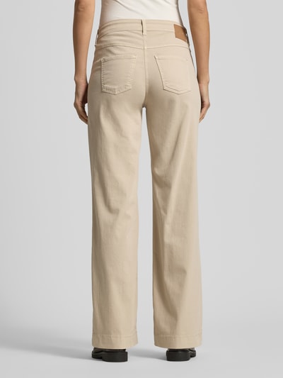 Vrouwenmodel draagt Loose Fit Jeans met 5-Pocket-Design van MAC in beige, katoen-modal-mix met stretch, losse snit, volledige achteraanzicht.