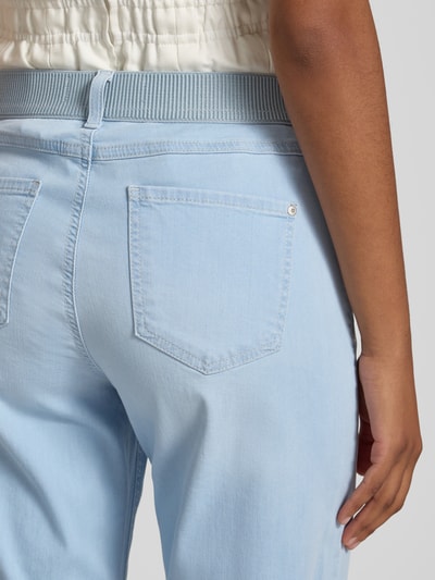 Frauenmodel trägt Caprijeans mit elastischem Bund Modell 'Linn' von Angels, hellblauer Baumwoll-Mix, Detailaufnahme Rückansicht.