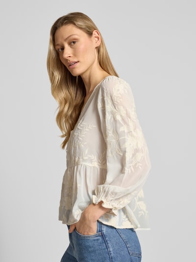 Frauenmodel trägt Blusenshirt mit V-Ausschnitt von Apricot, Gerader-Schnitt, Schnürung, Ballonärmel, transparente Blumenstruktur, Ganzkörperansicht von vorne