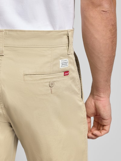 Männermodel trägt Straight Fit Chinos aus Baumwoll-Mix von Levi's®, beige, Gesäßtasche, Knopf, Detailaufnahme Rückansicht, Herren Chinos.