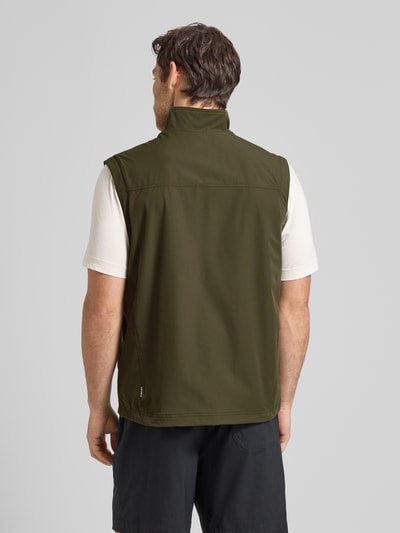 Męski model nosi Regular Fit kamizelkę z nakładanymi kieszeniami model 'Bergheim' od Icepeak, w kolorze oliwkowym, gładka tekstura, stójka, zamek błyskawiczny, wpuszczane kieszenie z zamkiem błyskawicznym, długość tyłu w rozmiarze 50: 67 cm, szerokość ramion: 43 cm, szerokość klatki piersiowej: 57 cm, całkowita sylwetka z tyłu.