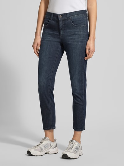 Kobiece modelka nosi Slim Fit Jeans im 5-Pocket-Design Modell 'ORNELLA' von Angels, mieszanka bawełny z dodatkiem streczu, skrócony krój, zapięcie na guzik i zamek błyskawiczny, szerokość w rozmiarze 36: 40 cm, długość wewnętrzna nogawki w rozmiarze 36: 66 cm, ciemnoniebieski denim, gładka faktura, pełen widok z przodu