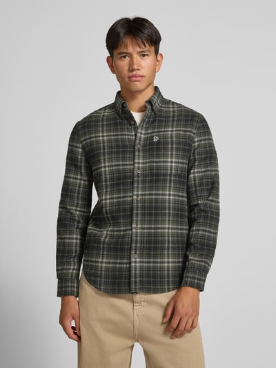 Männermodel trägt Regular Fit Freizeithemd aus reiner Baumwolle von Superdry, kariert in Grün- und Grautönen, Nahaufnahme Oberkörper. Kontext: Herren Freizeithemd von Superdry, reine Baumwolle, Regular Fit, Button-Down-Kragen, 1-Knopf-Manschetten, Label-Stitching, aufgesetzte Brusttasche, Rückenlänge bei Größe M 67 cm, Schulterbreite 44 cm, Ärmellänge 65 cm.