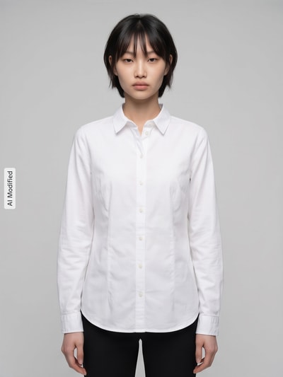 Frauenmodel trägt Hemdbluse mit Knopfleiste von Christian Berg Woman aus reiner Baumwolle, weiß, gerader Schnitt, Ganzkörperansicht von vorne, KI-modifiziertes Bild.
