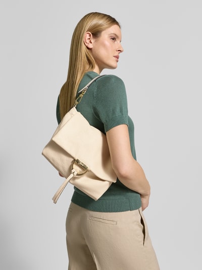 Frauenmodel trägt Handtasche mit Logo-Detail Modell 'Temi' von Abro in Beige mit Strukturmuster, Überschlag, Tunnelzug, Abnehmbare Schulterriemen, Breite 33 cm, Länge 20 cm, Tiefe 10 cm, Länge Schulterriemen 102 cm, Ganzkörperansicht Rückansicht.