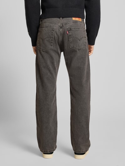 Männermodel trägt Jeans mit 5-Pocket-Design von Levi's®, dunkles Grau, Relaxed Fit, reine Baumwolle, Ganzkörperansicht Rückansicht.