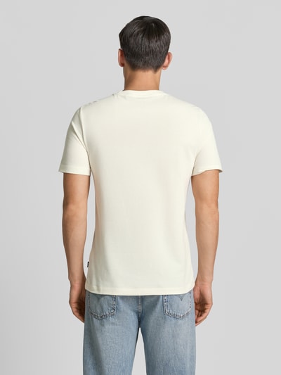 Männermodel trägt Regular Fit T-Shirt aus Baumwoll-Mix Modell 'TIBURT 240' von BOSS, cremefarben, strukturierte Oberfläche, Ganzkörperansicht Rückansicht, Herren T-Shirt.