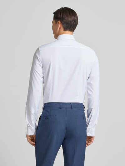 Männermodel draagt Slim Fit Businesshemd met extra langem Arm van Jake*s, materiaalmix met stretch, Kentkraag, knoopsluiting, ruglengte 51 cm, schouderbreedte 40 cm, mouwlengte 71 cm, heren zakelijk overhemd, wit, gladde stof, lange mouwen, blauwe broek, ganzkörperansicht rückansicht.