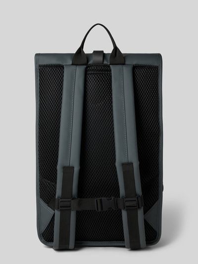 Produktfoto, Rolltop Rucksack mit Reißverschlusstasche von Rains in Dunkelgrau mit Karabinerhaken, Tragehenkel und verstellbaren Trägern, Maße 31 cm Breite, 61 cm Länge, 15 cm Tiefe, Schulterriemen 74 cm.