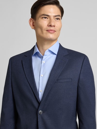 Männermodel trägt Regular Fit Anzugsakko mit Woll-Anteil Modell 'ARTI' von HUGO in Melange-Optik mit feiner Webstruktur, Nahaufnahme Oberkörper.