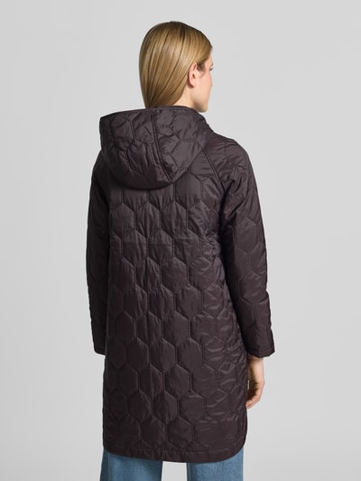 Frauenmodel trägt Regular Fit Mantel in Stepp-Optik Modell 'Solene' von CARS JEANS, dunkle Farbe, strukturierte Oberfläche, Ganzkörperansicht Rückansicht. Markenangabe, Stehkragen mit Kapuze, Eingrifftaschen, durchgängige Knopfleiste, Länge 95 cm, Schulterbreite 42 cm, Brustweite 53 cm, Ärmellänge 47 cm bei Größe S.