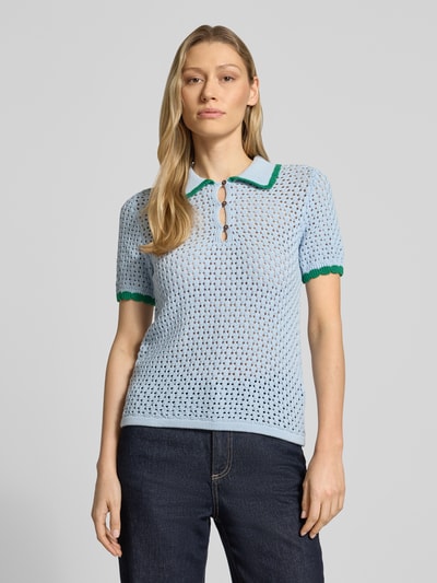 Frauenmodel trägt Slim Fit Poloshirt in Strick-Optik von Jake*s Casual, reine Baumwolle, Lochmuster, Polokragen, Kurzärmelig, elastische Abschlüsse, Vorderansicht, Nahaufnahme Oberkörper.