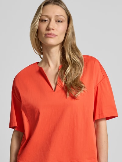 Frauenmodel trägt Relaxed Fit T-Shirt mit Tunika-Ausschnitt von Milano Italy in leuchtendem Orange, Baumwoll-Mix, Kurzärmelig, Nahaufnahme Oberkörper.