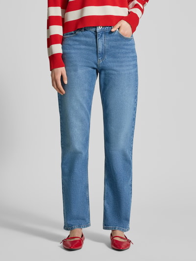 Vrouwenmodel draagt Straight Fit Jeans aus Baumwoll-Mix van Jake*s Casual in lichtblauw, 5-pocket, katoen-elastaan, voorkant, detailopname bovenlichaam