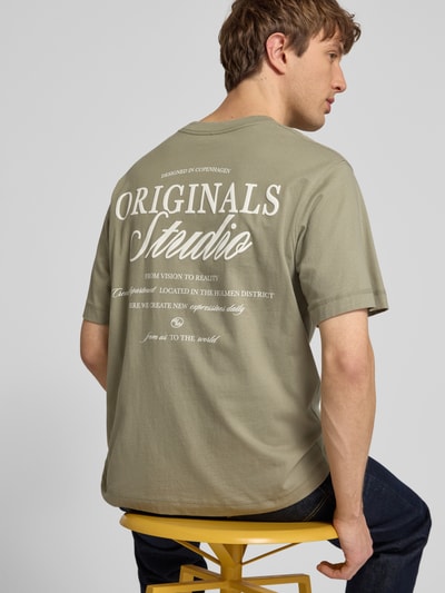 Männermodel trägt T-shirt mit statementprint Modell 'NORREBRO' van Jack & Jones, puur katoen, recht model, ruglengte maat M 68 cm, Ganzkörperansicht Rückansicht