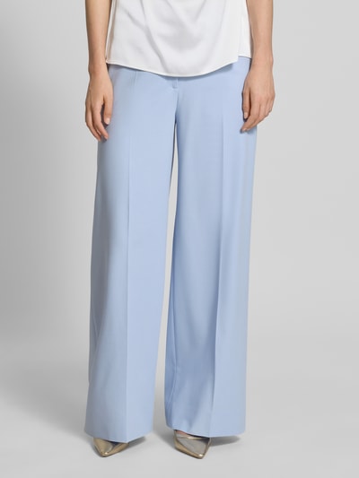 Vrouwenmodel draagt Flare-Fit wijdte dames broek van HUGO model 'HUZILI' in effen kleuren met persplooien, high waist, met viscose, twill materiaalverwerking, sluiting met haakjes- en ritssluiting, zakken als detail, kleuren lichtblauw, gladde textuur, voorkant totaalbeeld