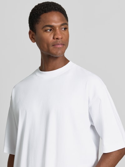 Männermodel trägt Relaxed Fit T-Shirt mit Rundhalsausschnitt von JAKE*S STUDIO MEN aus Reine Baumwolle, Kurzärmelig, Nahaufnahme Oberkörper.