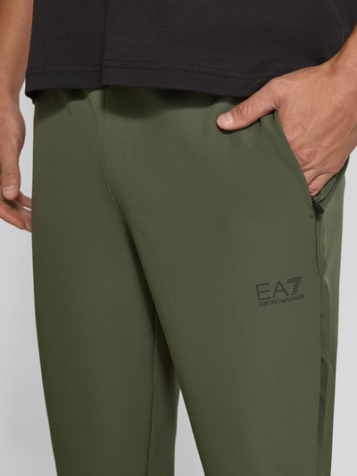 EA7 Emporio Armani Sweathose mit Label-Detail Schlamm 3
