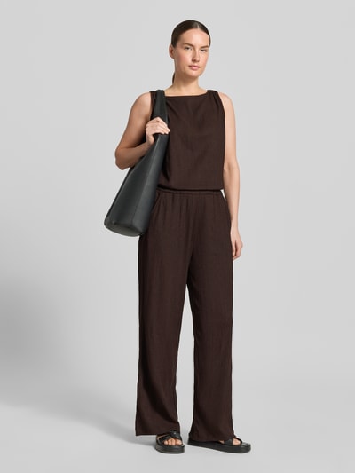 Modelka kobieca nosi Relaxed Fit Jumpsuit mit Strukturmuster Modell 'Mefiza' od OPUS, brązowy, bezrękawnik, strukturalna tkanina, Ganzkörperansicht von vorne, elastyczny materiał, szerokość w rozmiarze 36: 46 cm, długość całkowita: 155 cm, długość tyłu: 48 cm, długość nogawki: 77 cm