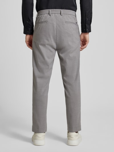 Männermodel trägt Loose Fit Hose mit Gesäßtaschen von bugatti in Grau, Woll-Baumwoll-Mix, elastischer Bund, Ganzkörperansicht Rückansicht.