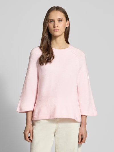 Frauenmodel trägt Oversized Strickpullover mit 3/4-Arm Modell 'SIMONI' von Only in zartem Rosa, unifarben, Strickoptik, Nahaufnahme Oberkörper.