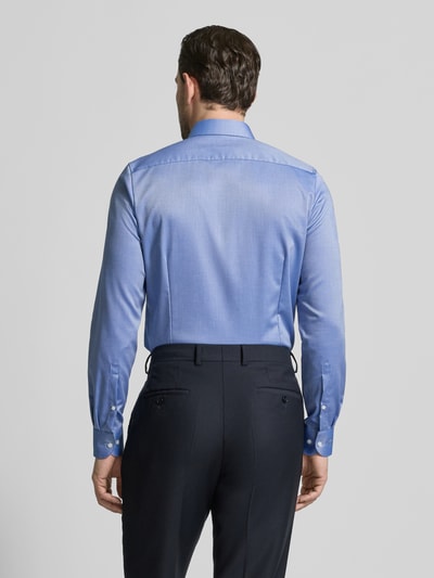 Männermodel trägt Slim Fit Business-Hemd mit Strukturmuster und Kentkragen von OLYMP Level Five, hellblau, Rückenansicht, unifarbenes Design, Baumwoll-Mix mit Stretch-Anteil, Ganzkörperansicht Rückansicht.