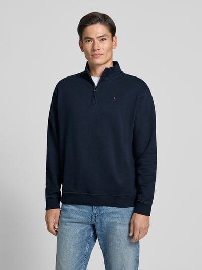 Männermodel trägt PME Legend Sweatjacke mit Label-Patches und Stehkragen, dunkelblau, Reißverschluss, Baumwoll-Mix, Ganzkörperansicht von vorne.