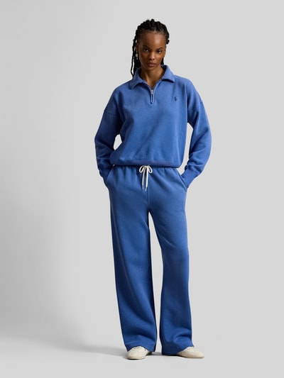 Frauenmodel trägt Sweatshirt mit Label-Stitching von Polo Ralph Lauren in Blau, Baumwoll-Mix, lockerer Schnitt, Ganzkörperansicht von vorne.