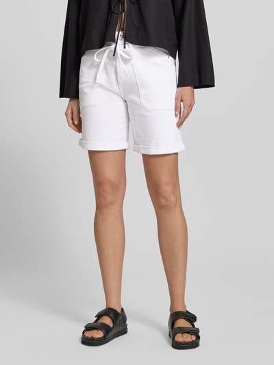 Frauenmodel trägt Regular Fit Jeansshorts aus Baumwoll-Mix von s.Oliver RED LABEL in Weiß mit Denim-Optik, Label-Patch, 5-Pocket-Design, Twill-Materialverarbeitung, Ganzkörperansicht von vorne.