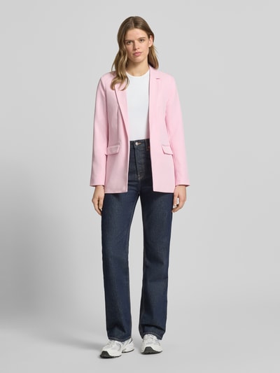 Frauenmodel trägt Loose Fit Longblazer mit Abnähern Modell 'BOZZY' von Pieces in Rosa, unifarben, mit Pattentaschen, Ganzkörperansicht von vorne.