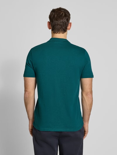 Männermodel trägt Slim Fit Poloshirt mit V-Ausschnitt von MCNEAL in Dunkelgrün, reine Baumwolle, Rückenansicht, Ganzkörperansicht Rückansicht.