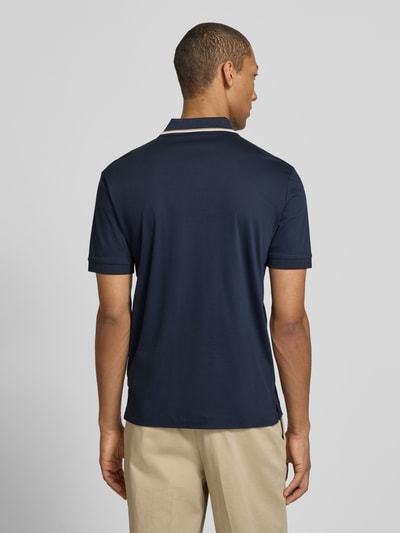 Männermodel trägt Slim Fit Poloshirt aus reiner Baumwolle Modell 'PENROSE' von BOSS, unifarben, kurze Knopfleiste, Rückansicht Ganzkörperansicht.